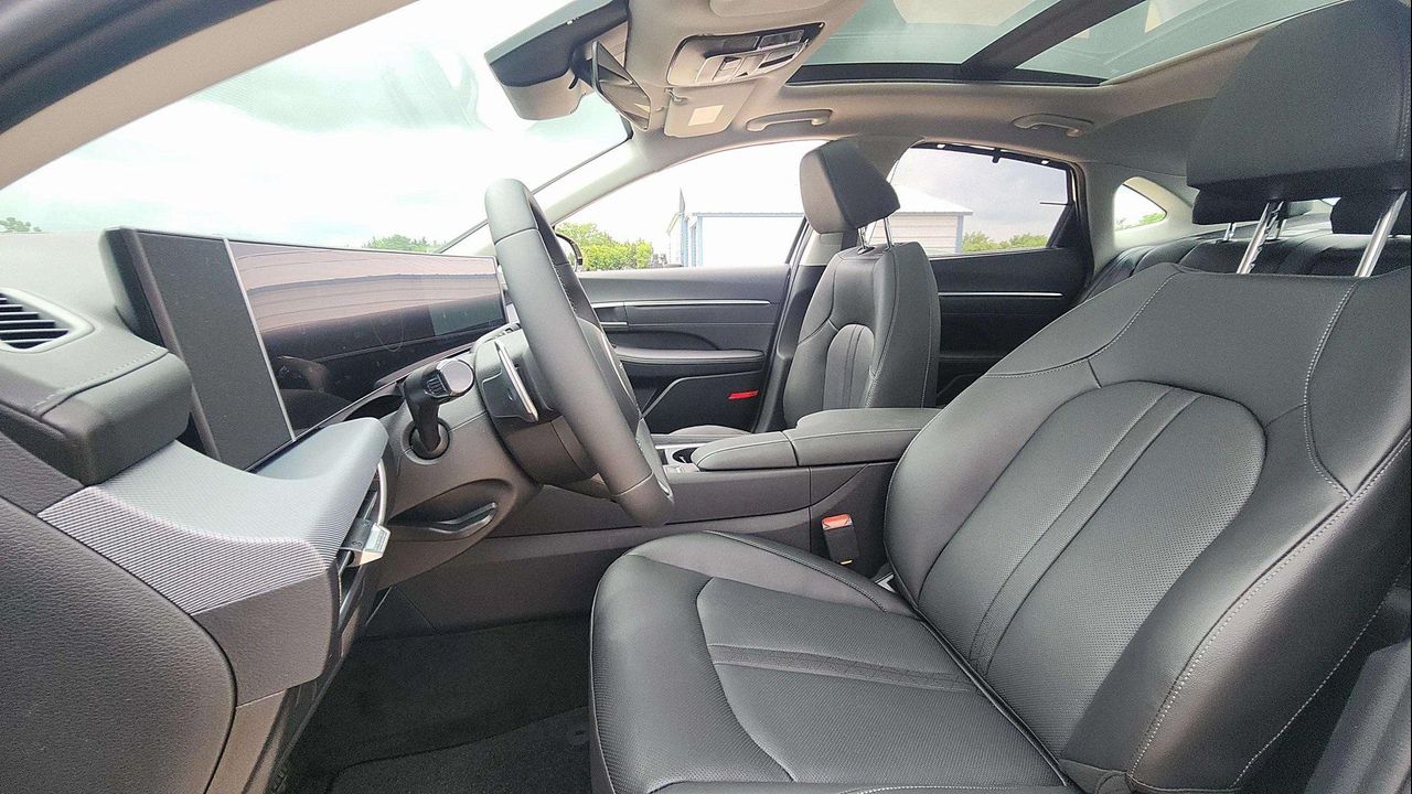 2025 Hyundai Sonata Hybrid Limited photo 9