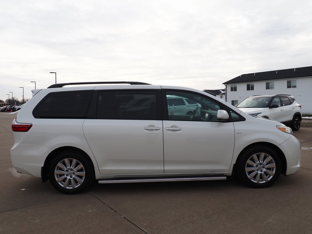 2017 Toyota Sienna XLE Premium photo 4
