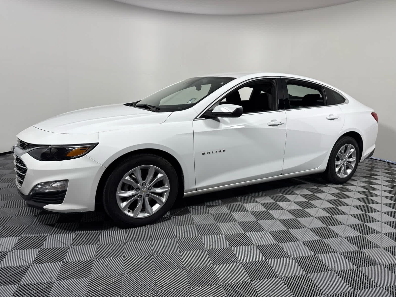 2024 Chevrolet Malibu 1LT photo 2