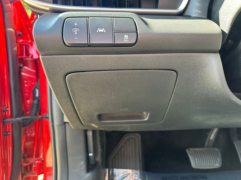 2023 Hyundai Elantra SEL photo 16