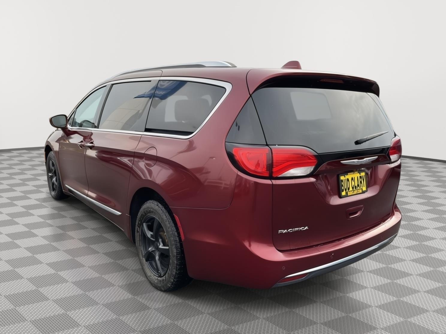 2017 Chrysler Pacifica Touring Plus photo 3