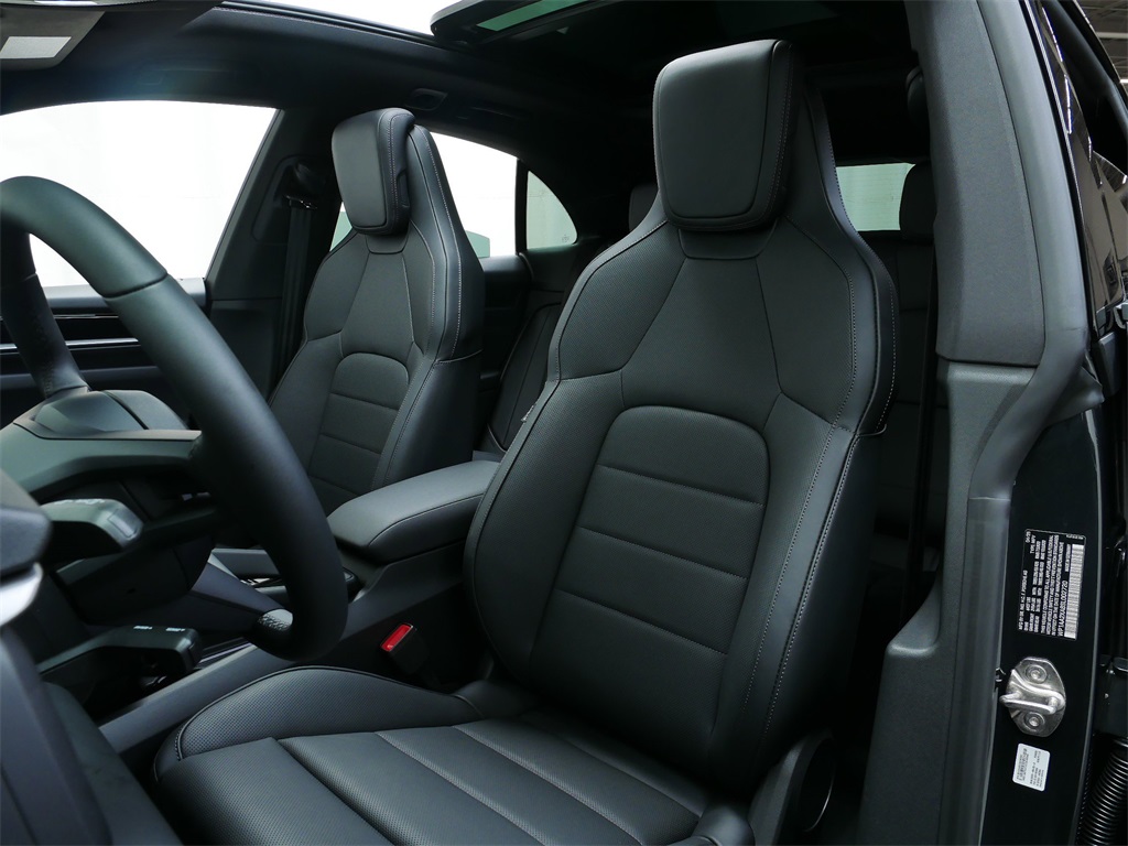 2025 Porsche Macan Electric 4 photo 5
