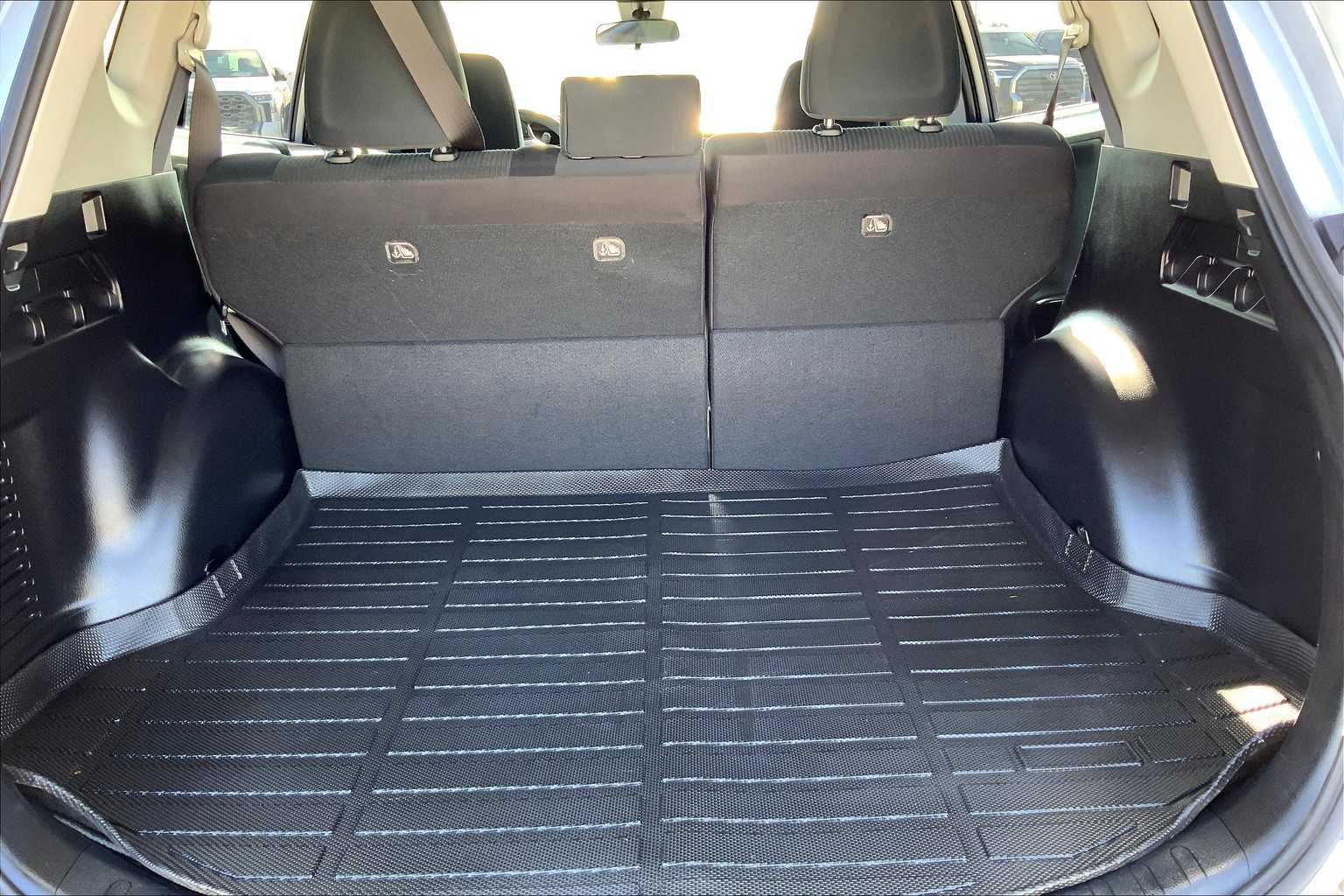 2018 Toyota RAV4 LE photo 33