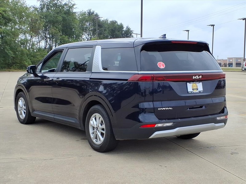 2024 Kia Carnival LX photo 3