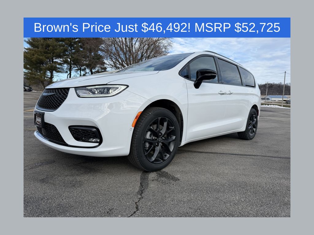 2026 Chrysler Pacifica Select's photo