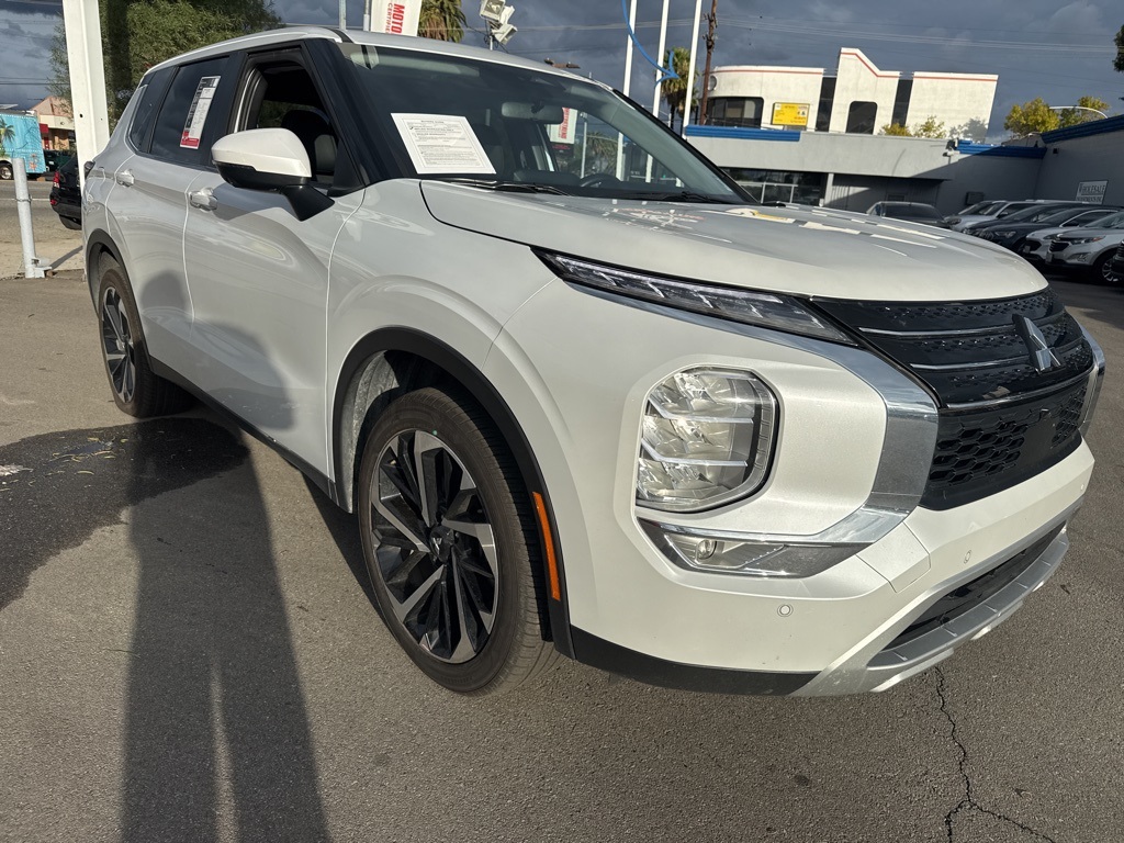 2024 Mitsubishi Outlander SE's photo