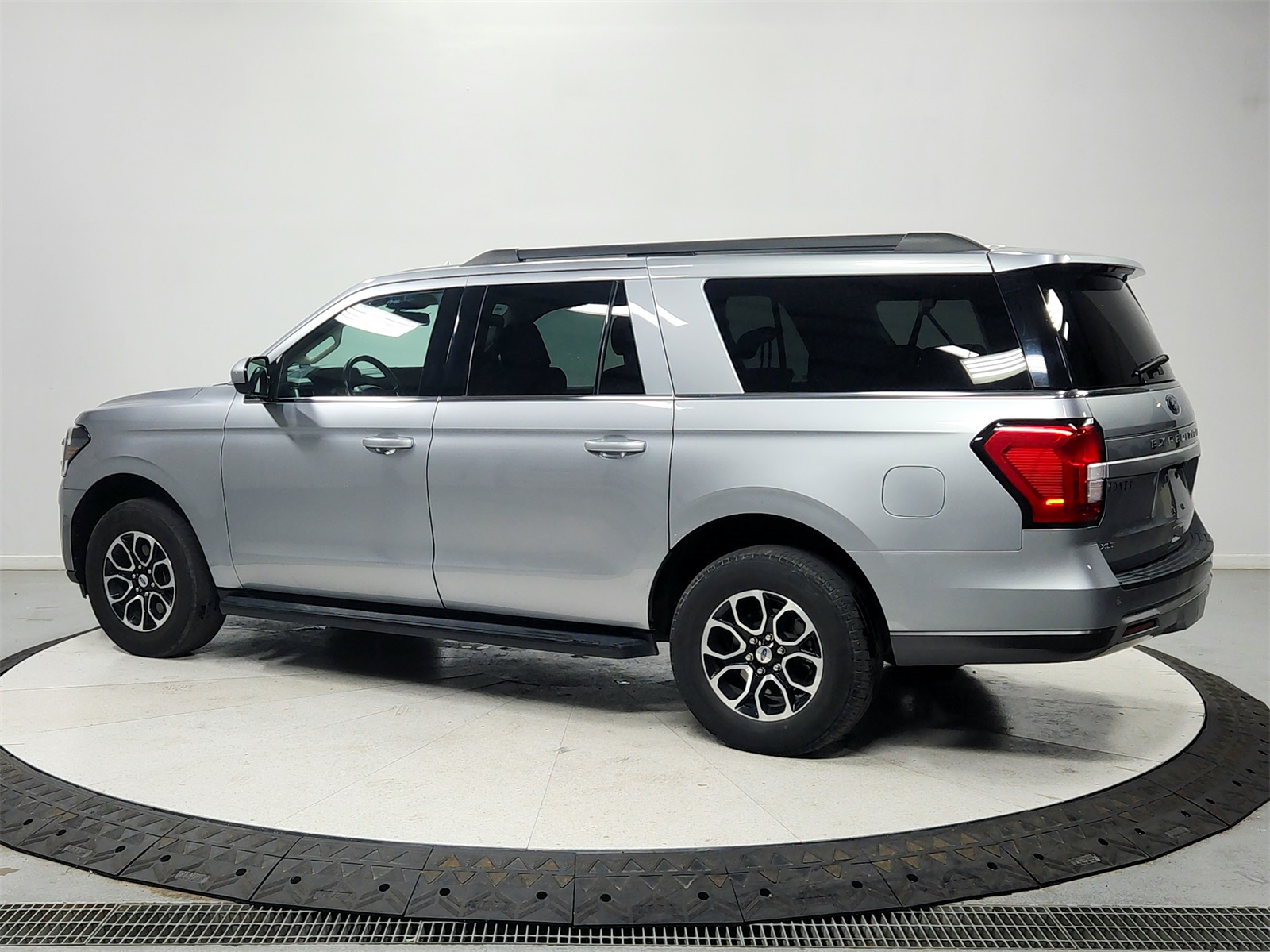 2023 Ford Expedition MAX XLT photo 2