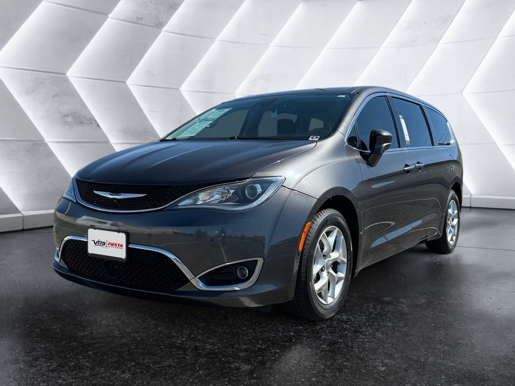 2020 Chrysler Pacifica Touring photo 3