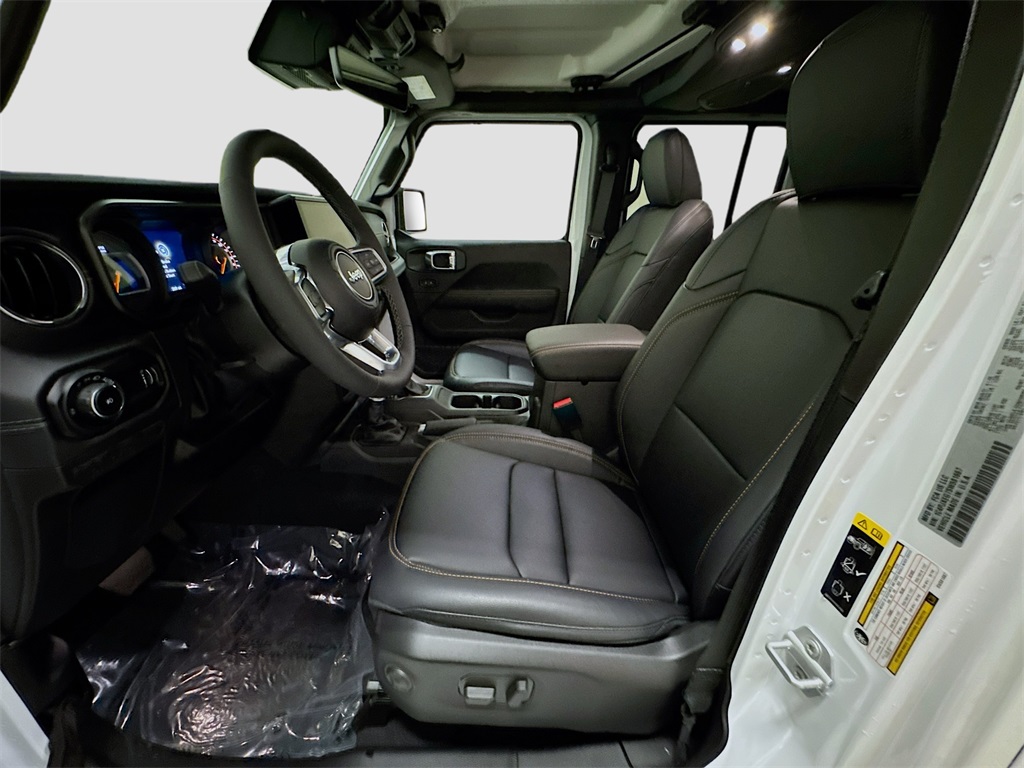 2025 Jeep Wrangler Sahara photo 5