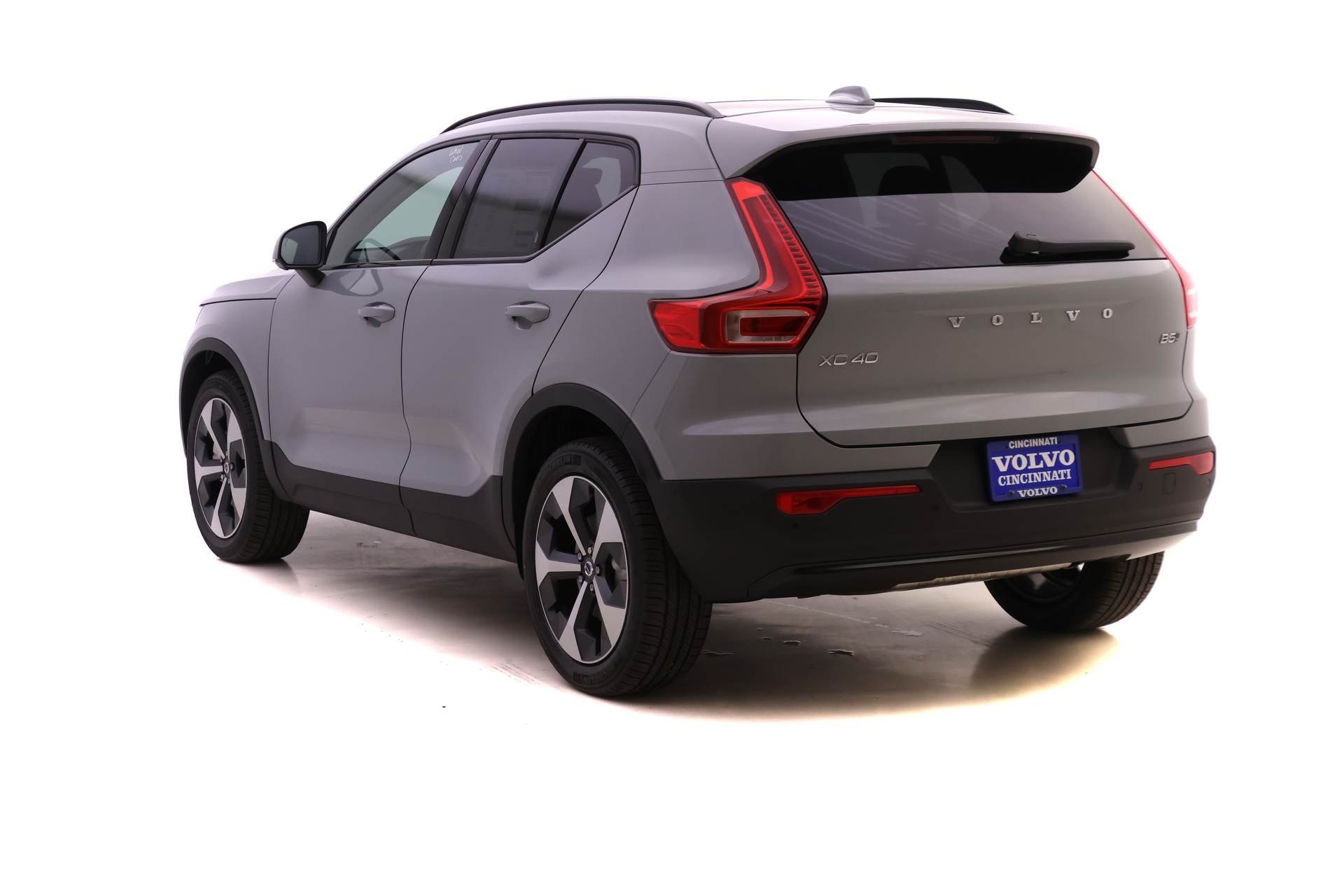 2026 Volvo XC40 Plus photo 5