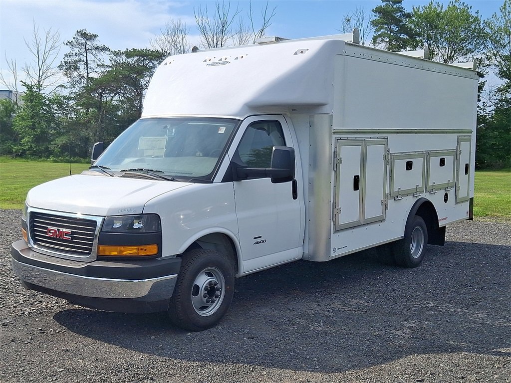 2025 Gmc Savana Cutaway photo 2