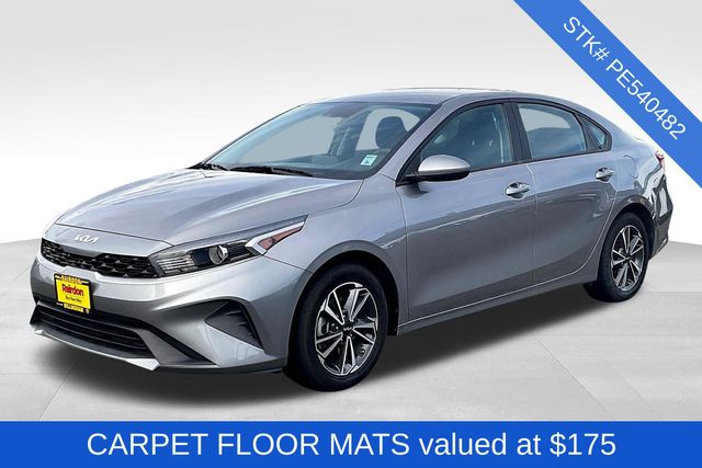 2023 Kia Forte LXS photo 2