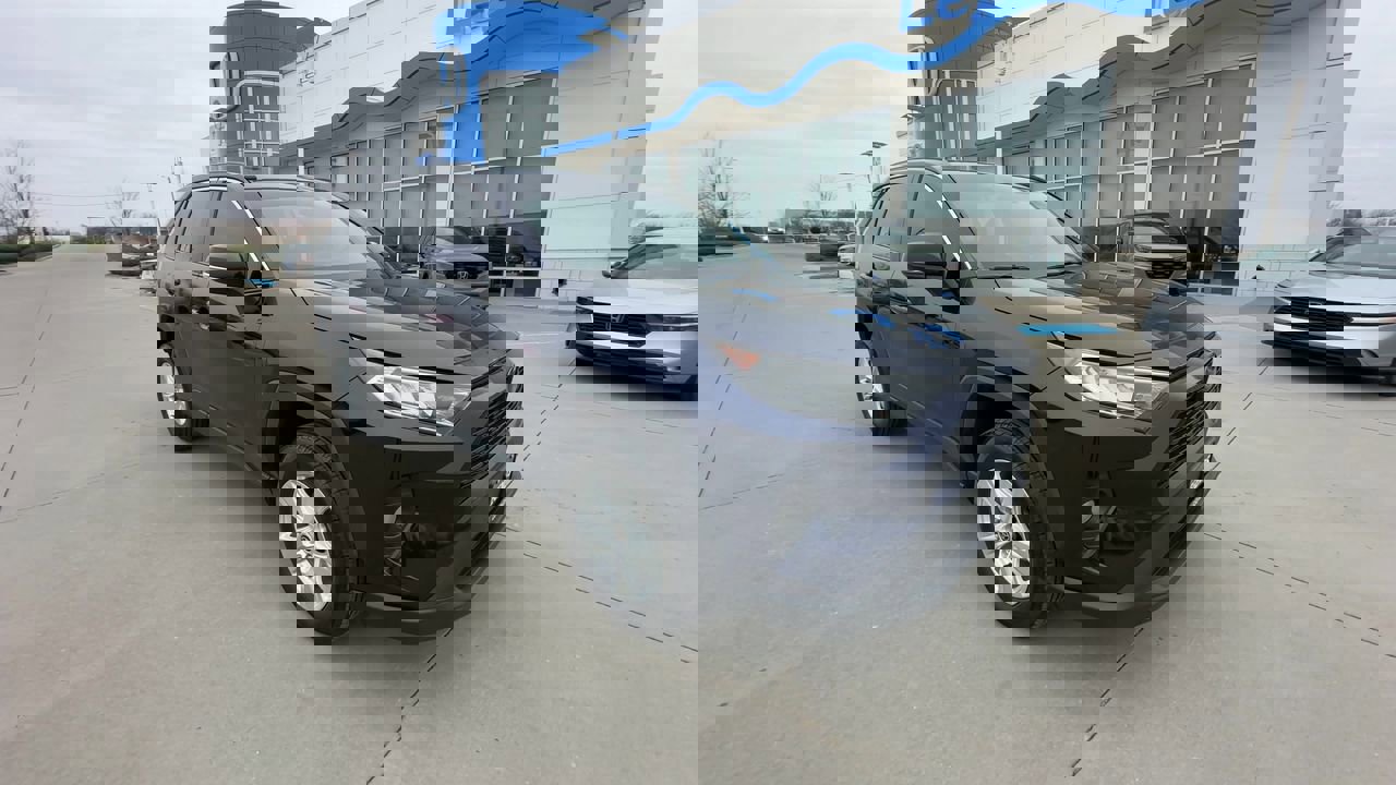 Used 2021 Toyota RAV4 XLE with VIN 2T3P1RFV9MW216577 for sale in Kansas City