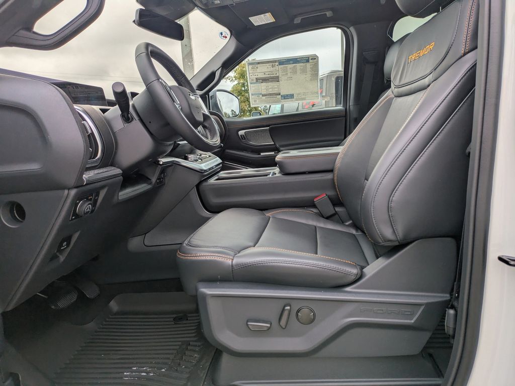 2025 Ford Expedition photo 24