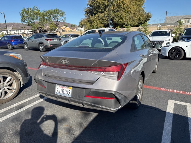 2024 Hyundai Elantra SEL photo 3