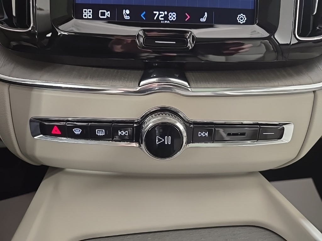 2024 Volvo XC60 B5 Plus photo 14