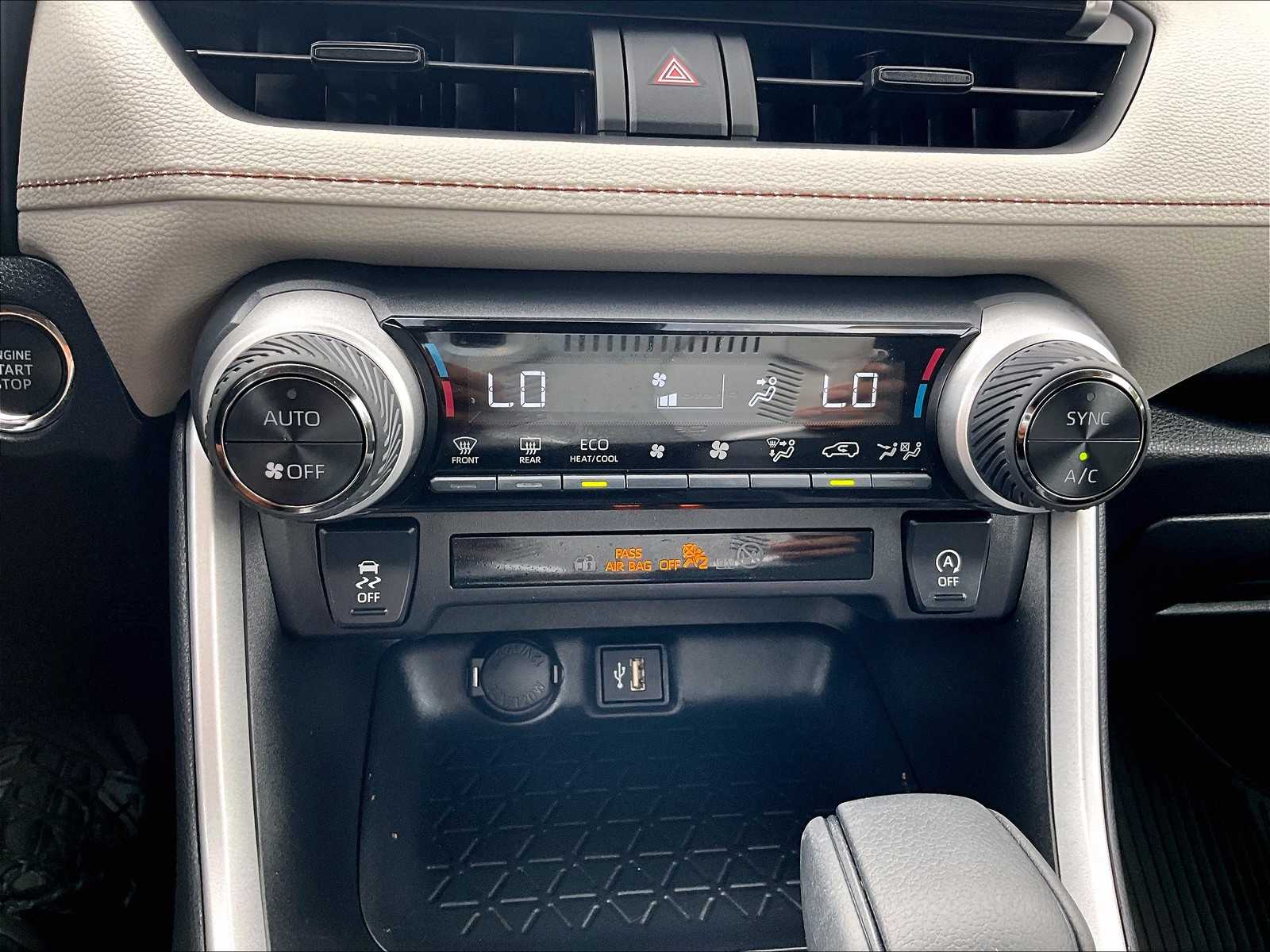2025 Toyota RAV4 XLE photo 25