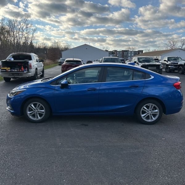 2018 Chevrolet Cruze LT photo 2