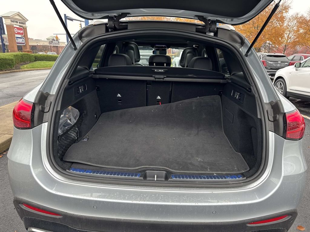2025 Mercedes Benz GLC 300 4MATIC photo 4