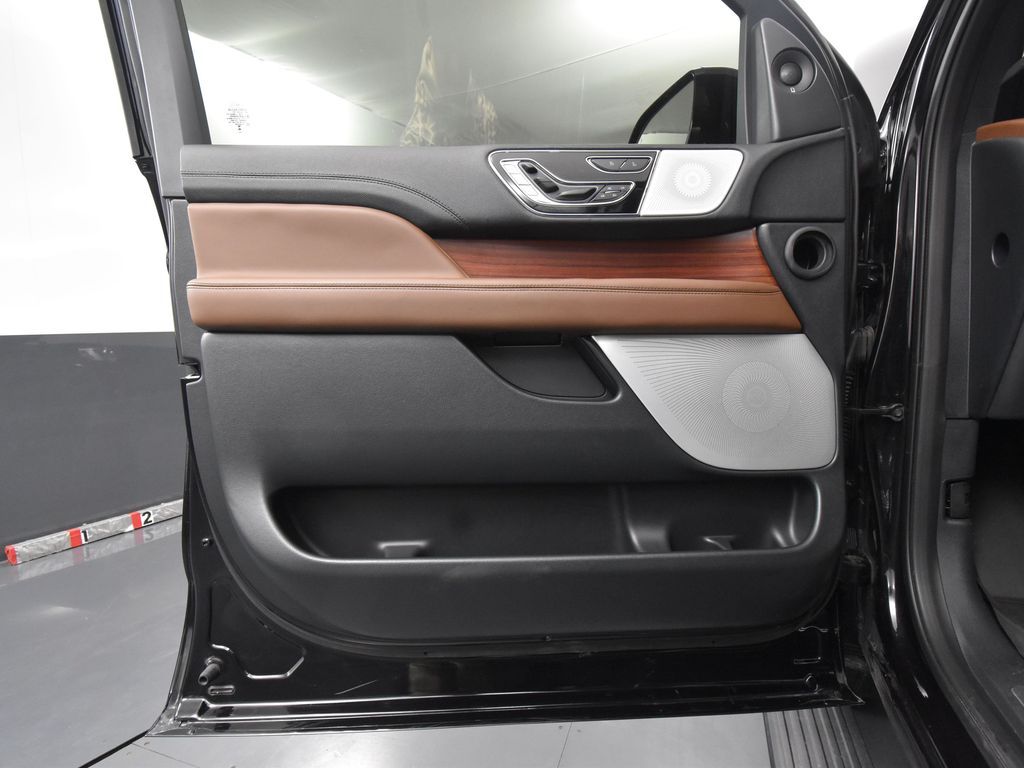 2024 Lincoln Navigator Reserve Luxury Monochromatic photo 14