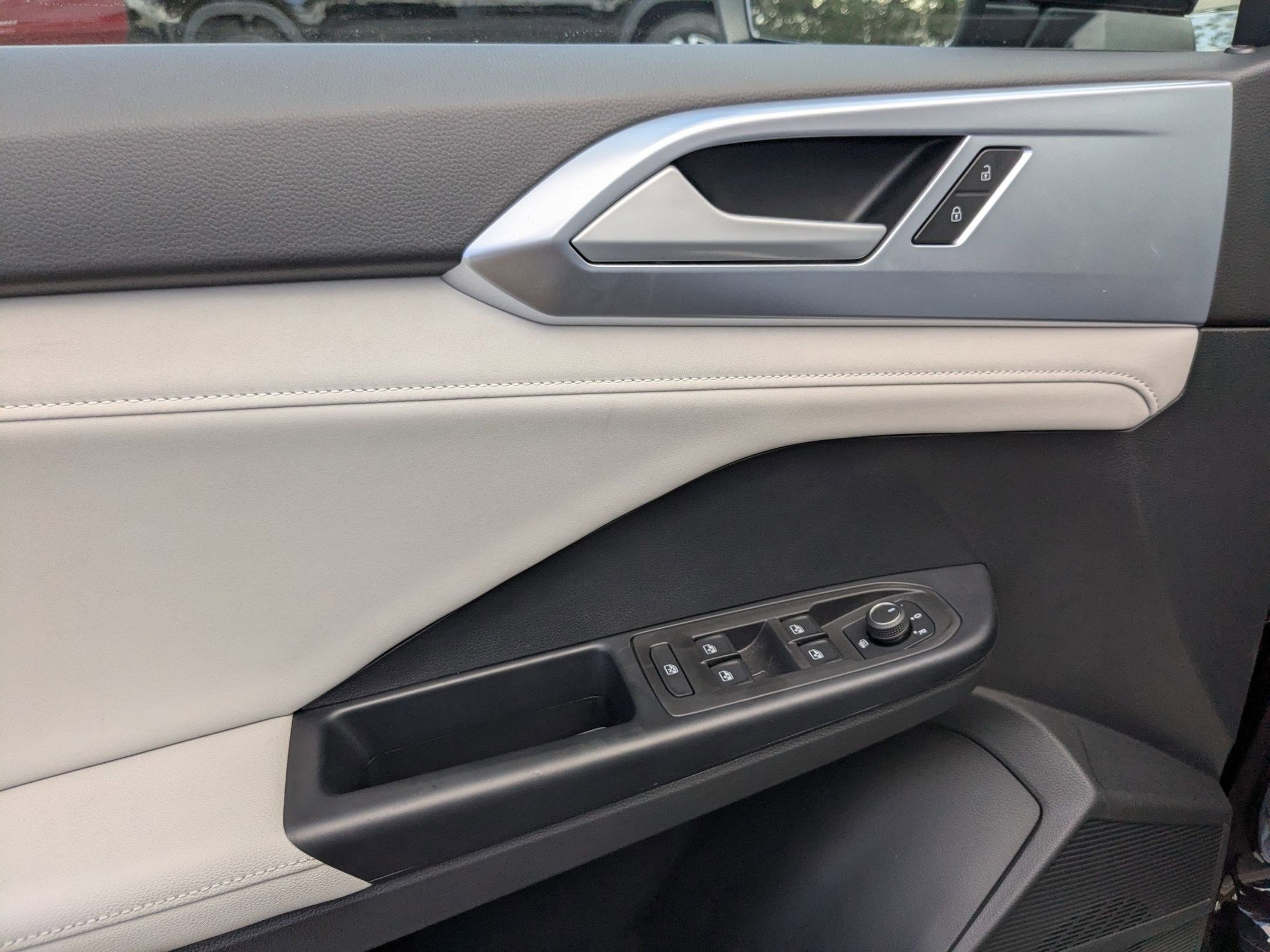 2025 Volkswagen Taos SE photo 4