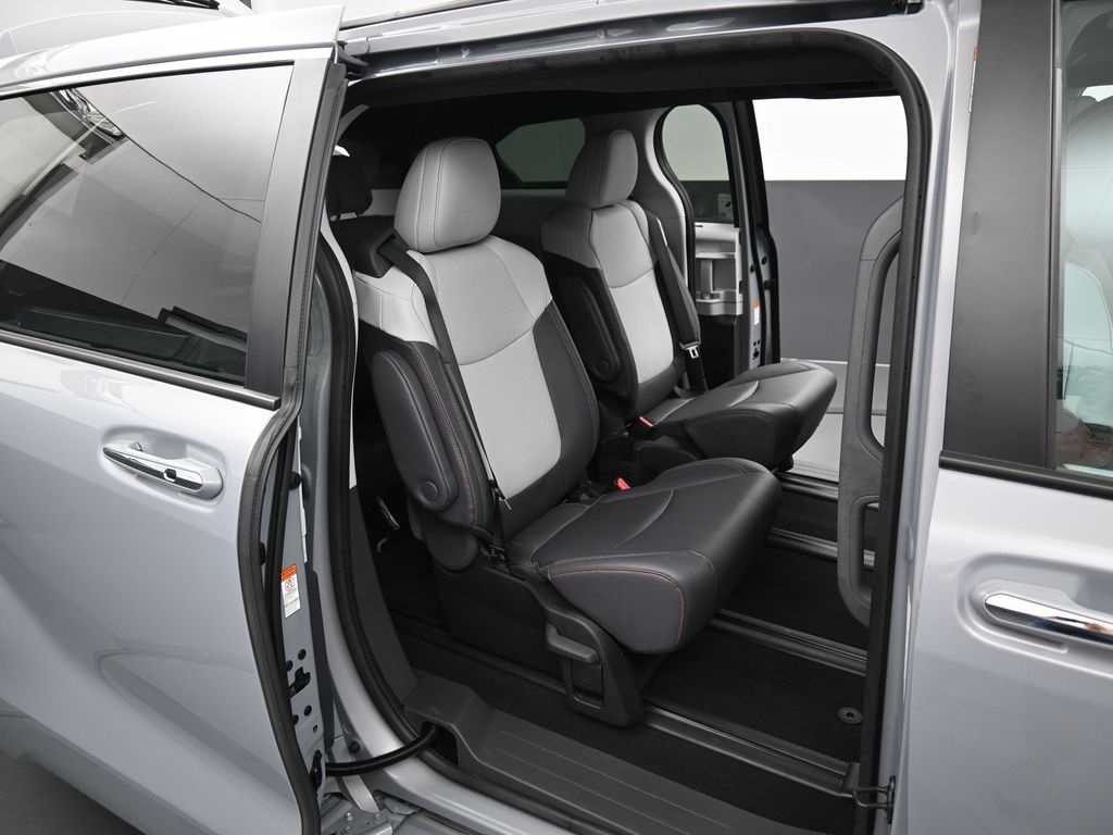 2024 Toyota Sienna XSE photo 30