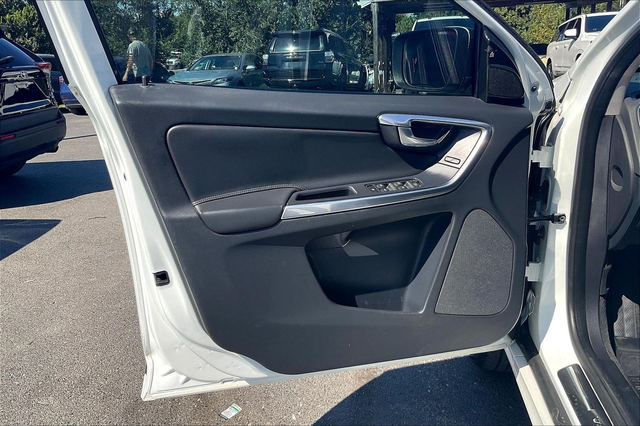2017 Volvo XC60 T5 photo 14