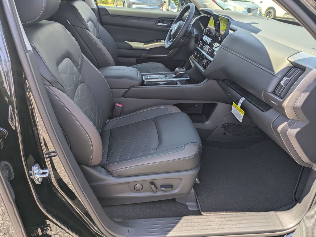2025 Nissan Pathfinder Platinum photo 29