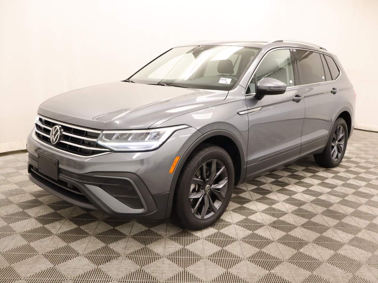 2023 Volkswagen Tiguan SE's photo