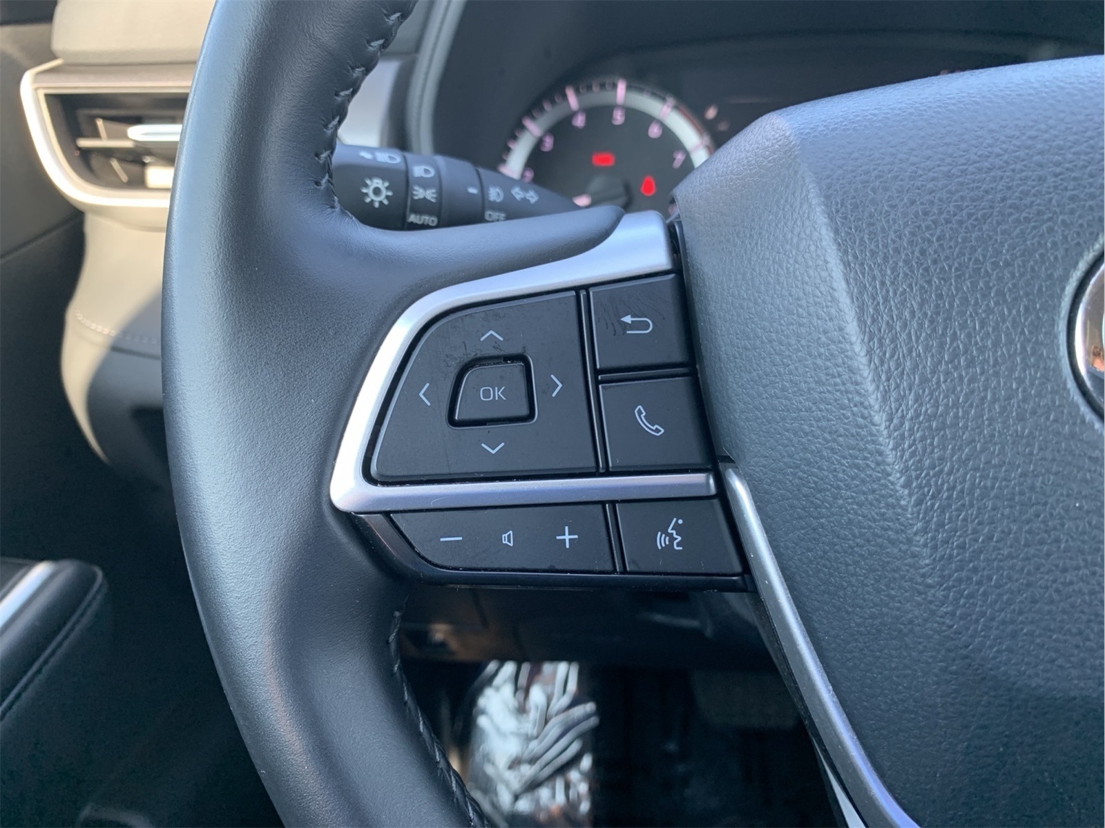 2024 Toyota Highlander LE photo 15
