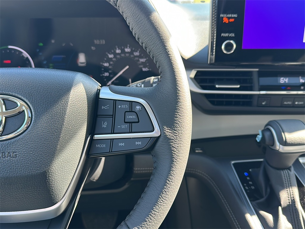 2025 Toyota Sienna XLE photo 14