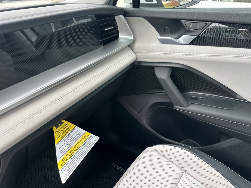 2025 Volkswagen Tiguan SE photo 4