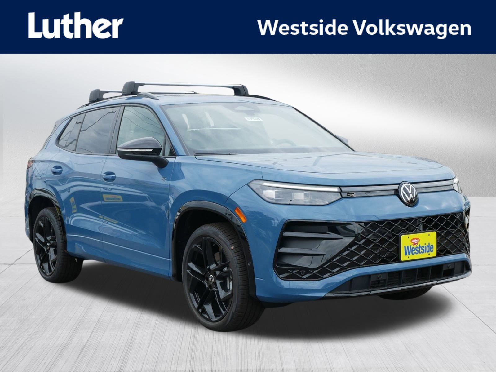 2025 Volkswagen Tiguan SE R-LINE BLACK's photo