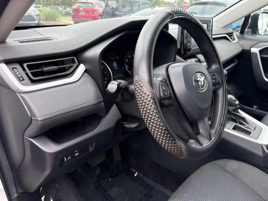 2022 Toyota RAV4 LE photo 19