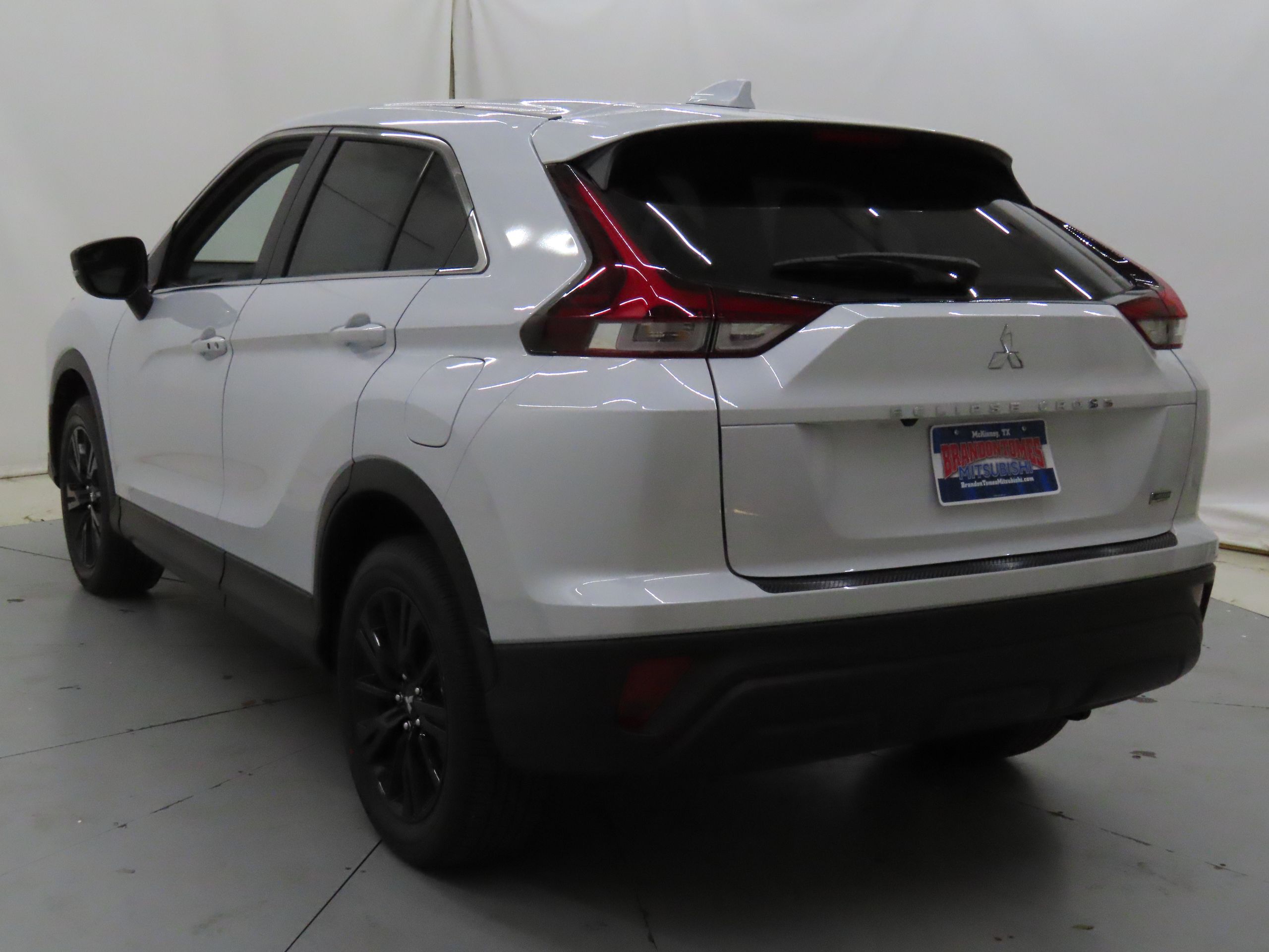 2025 Mitsubishi Eclipse Cross LE photo 4