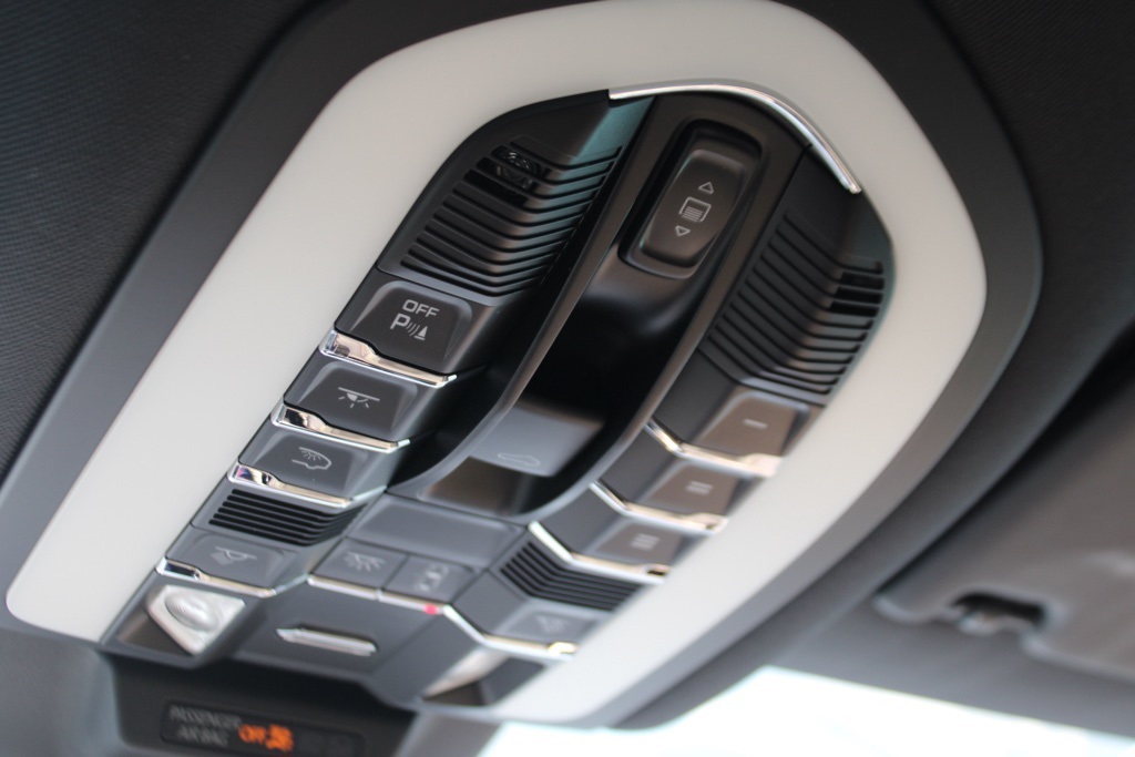 2023 Porsche Macan T photo 24