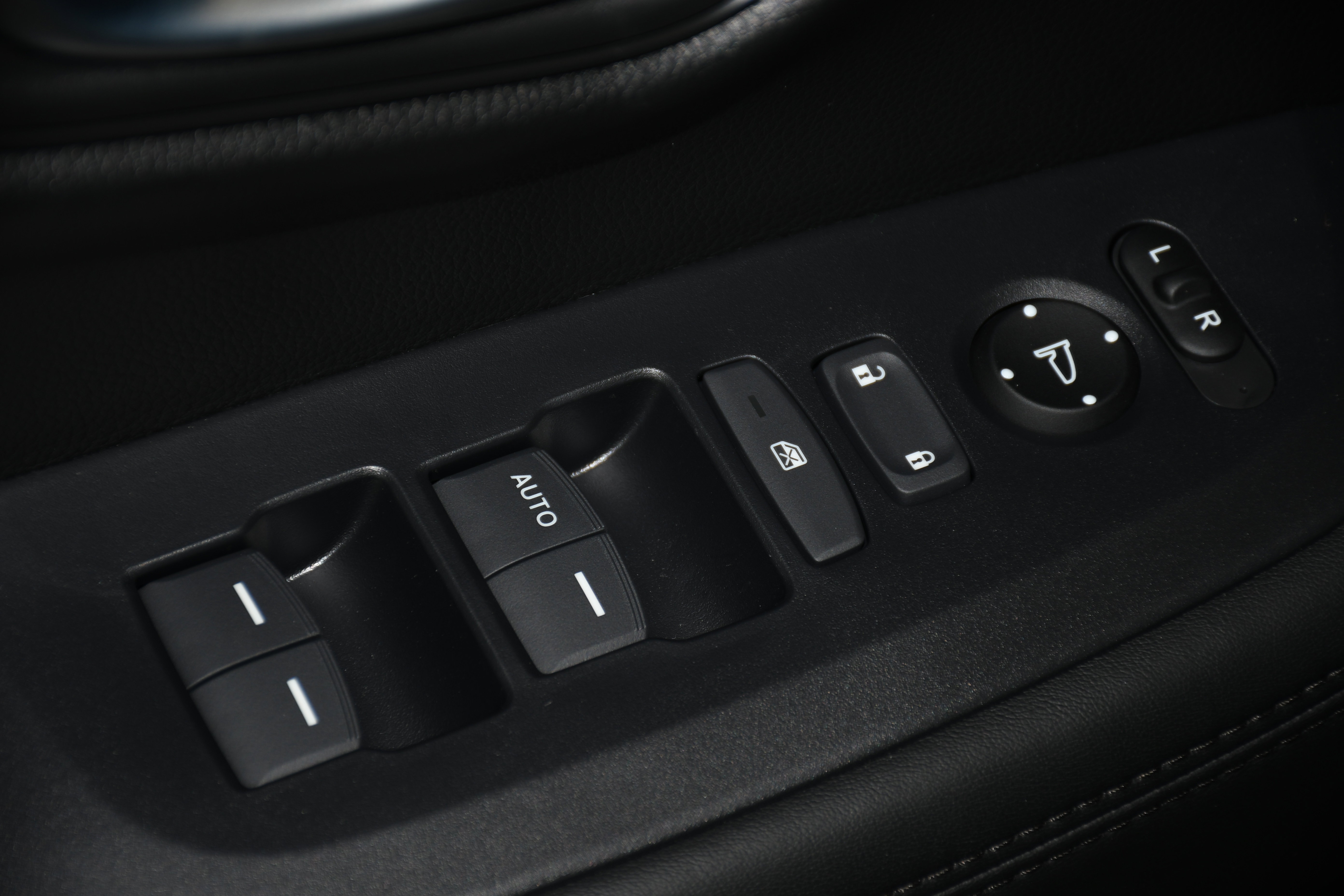 2026 Honda HR-V LX photo 3