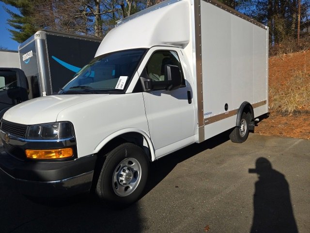 2024 Chevrolet Express 3500 Cutaway photo 2