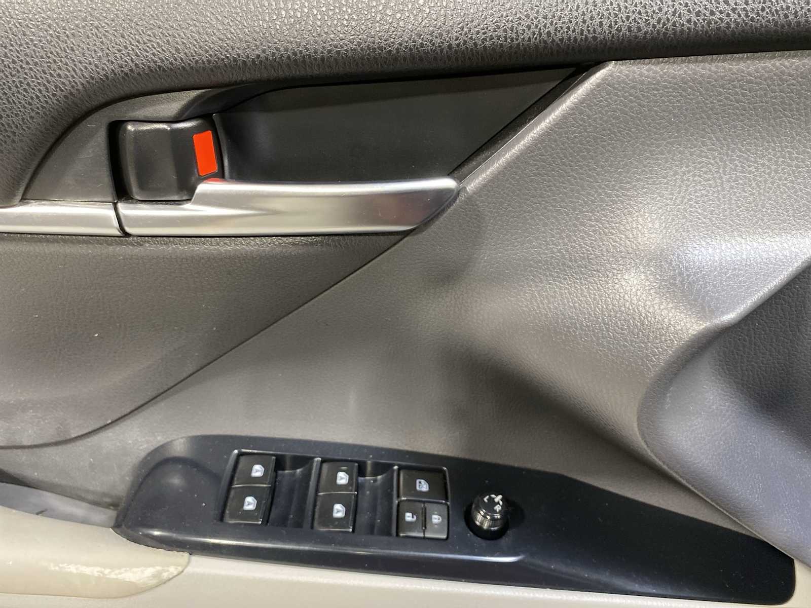 2018 Toyota Camry SE photo 21