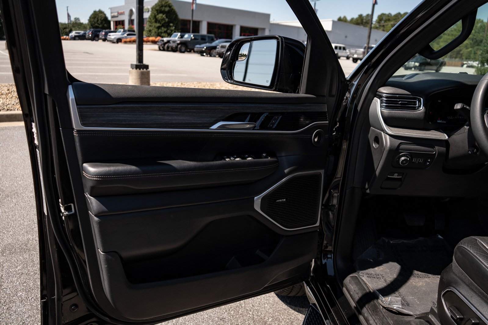 2023 Jeep Wagoneer L Series III photo 14