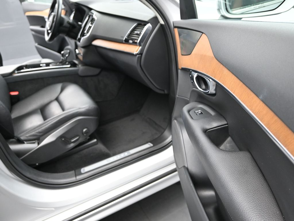2022 Volvo XC90 T6 Momentum photo 15
