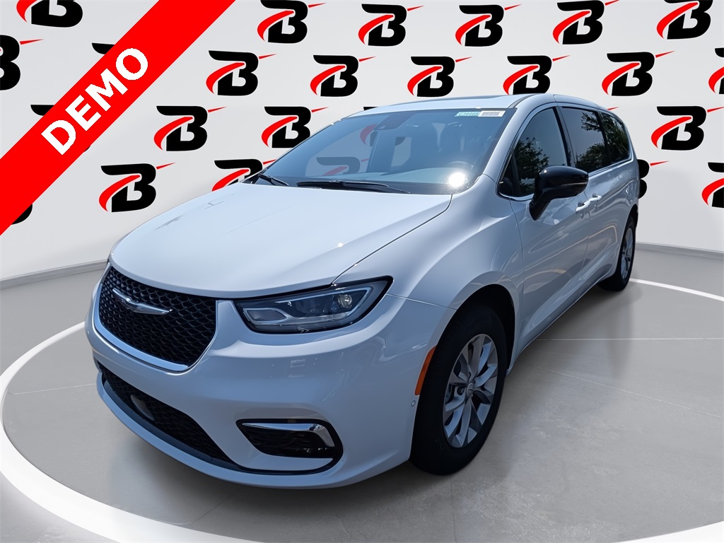 2025 Chrysler Pacifica Select's photo