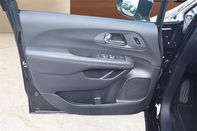 2025 Chrysler Pacifica photo 20