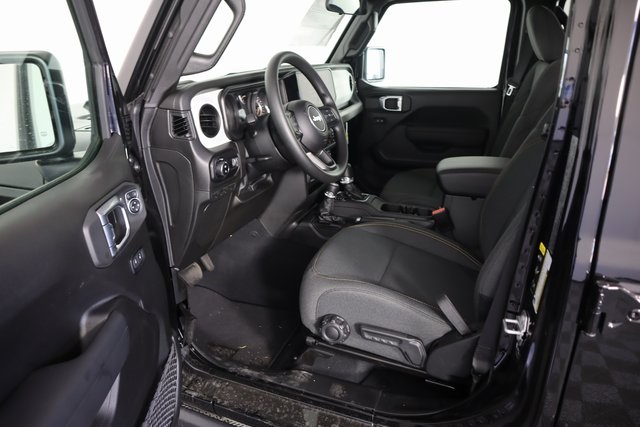 2025 Jeep Gladiator photo 8