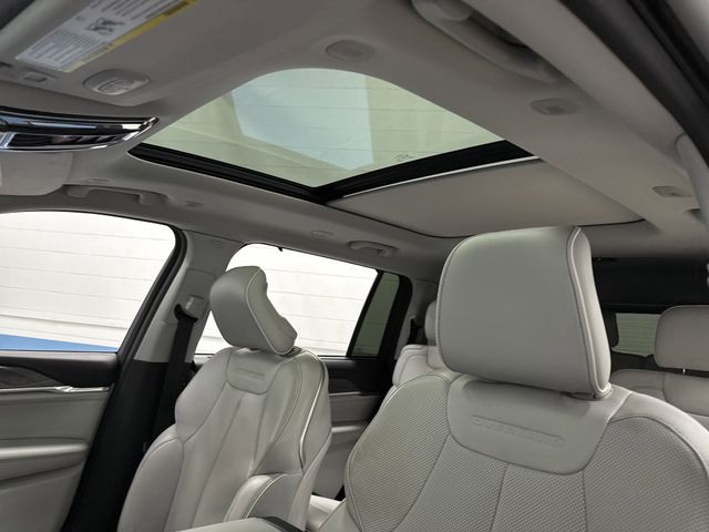 2022 Jeep Grand Cherokee Overland photo 3