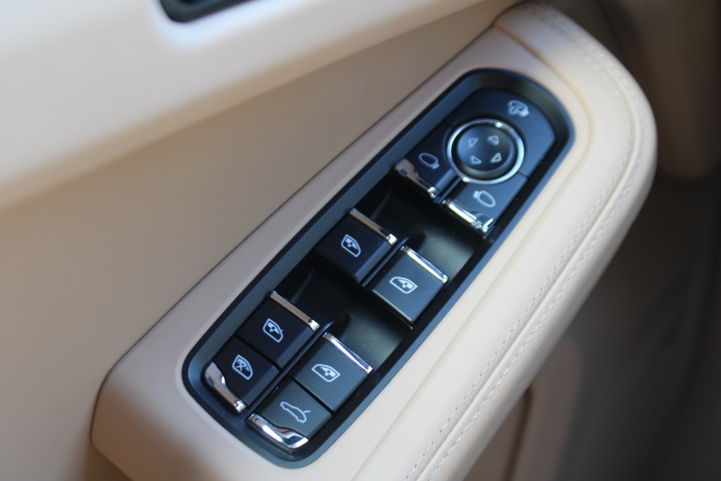 2024 Porsche Macan Base photo 18