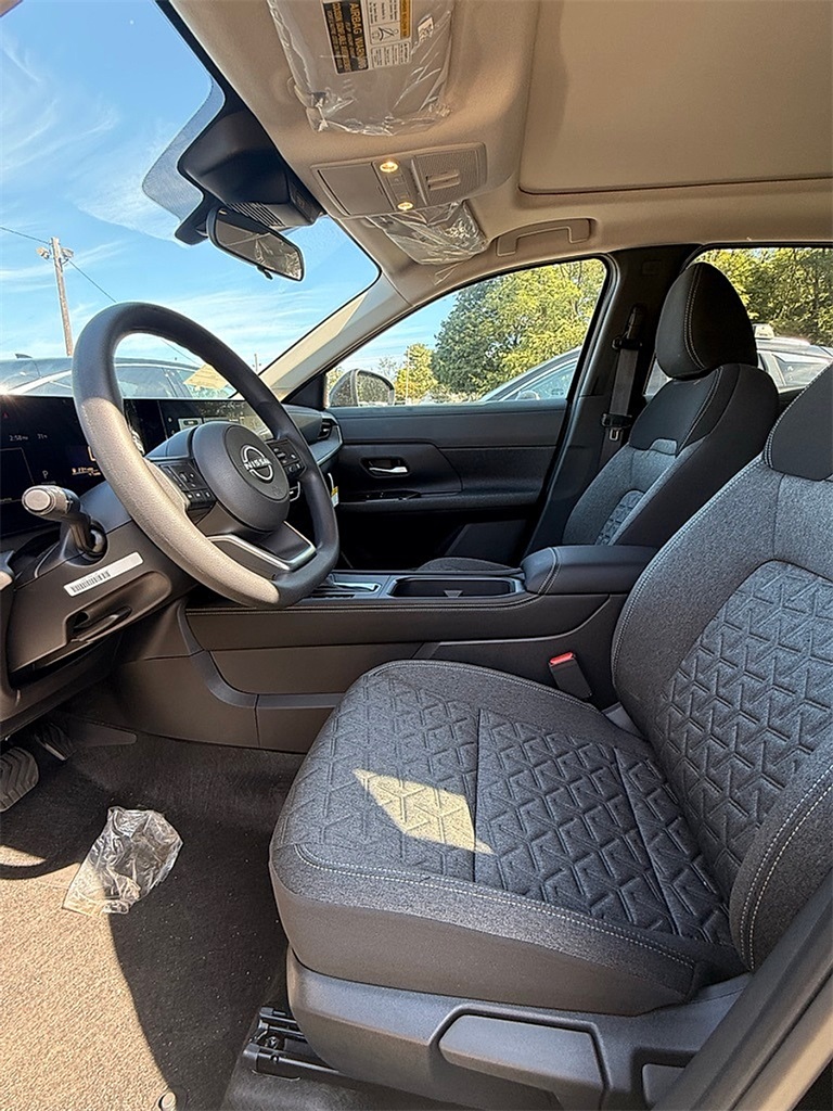 2025 Nissan Kicks SV photo 6