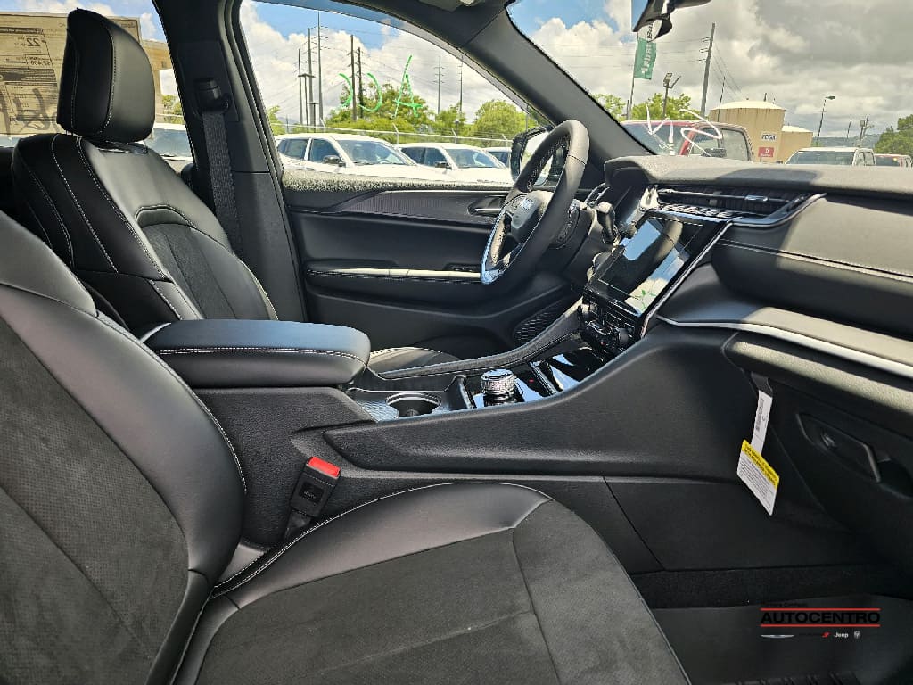 2025 Jeep Grand Cherokee Laredo Altitude photo 4