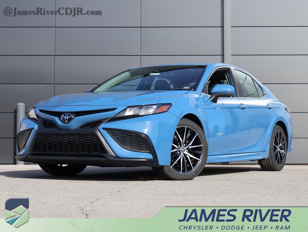 2024 Toyota Camry SE's photo