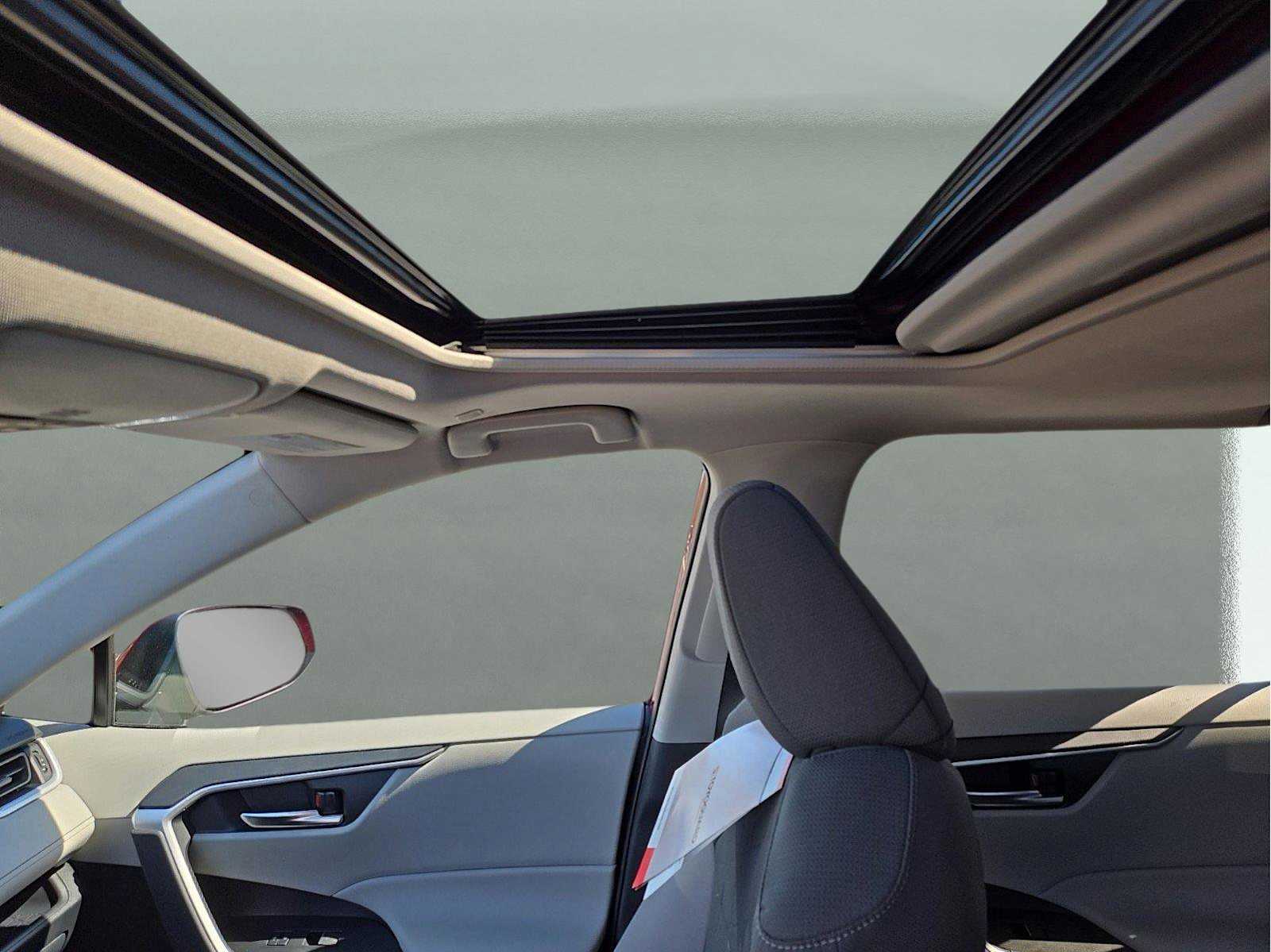 2025 Toyota RAV4 Hybrid XLE photo 16